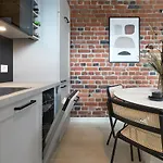 Διαμέρισμα High Ceiling Loft With Its Own Backyard And A Terrace *