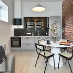 High Ceiling Loft With Its Own Backyard And A Terrace Apartamento