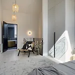 Διαμέρισμα High Ceiling Loft With Its Own Backyard And A Terrace Ταλίν
