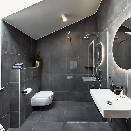 High Ceiling Loft With Its Own Backyard And A Terrace شقة تالين