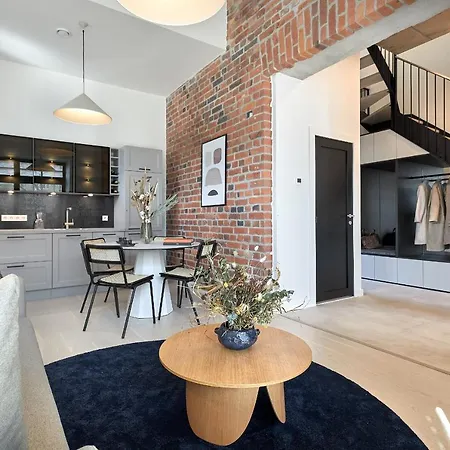 High Ceiling Loft With Its Own Backyard And A Terrace * تالين