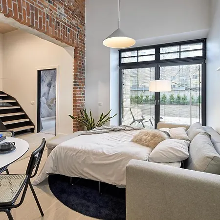 شقة High Ceiling Loft With Its Own Backyard And A Terrace تالين