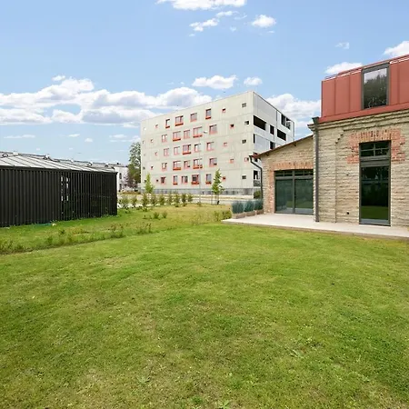 شقة High Ceiling Loft With Its Own Backyard And A Terrace تالين