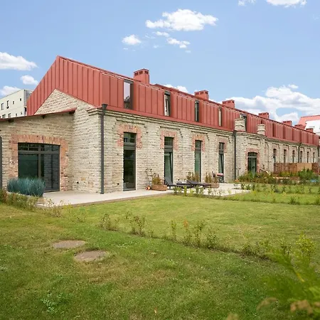 High Ceiling Loft With Its Own Backyard And A Terrace *