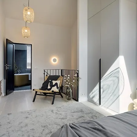 شقة High Ceiling Loft With Its Own Backyard And A Terrace تالين