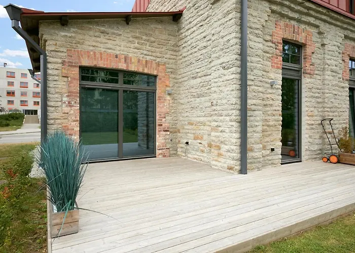 Apartment High Ceiling Loft With Its Own Backyard And A Terrace *