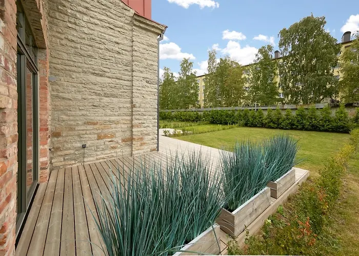 High Ceiling Loft With Its Own Backyard And A Terrace *