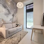 High Ceiling Loft With Its Own Backyard And A Terrace Apartman *